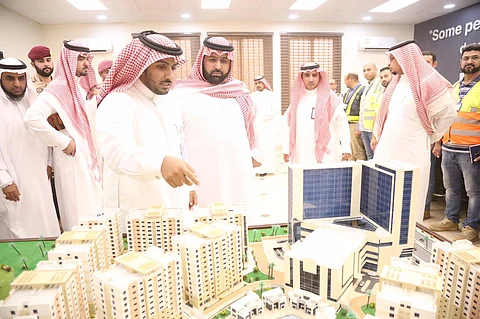 نائب أمير جازان يتفقد سير العمل بمشروع إسكان "الصفوة"