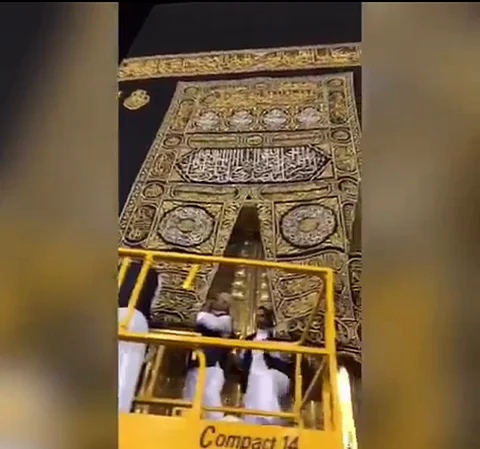 شاهد .. إمارة مكة توثق مراسم رفع ثوب الكعبة المشرفة استعدادًا لموسم الحج