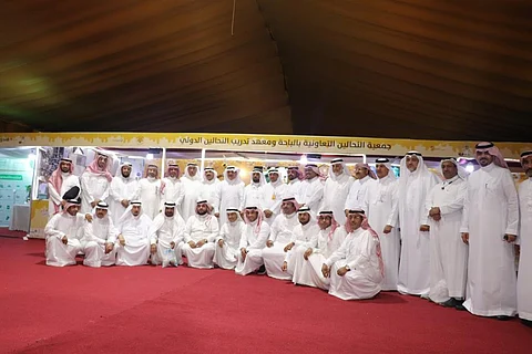 الفائز بالمركز الأول بالعالم يشارك بـ"عسل الباحة" وصاحب 4000 خلية يشيد