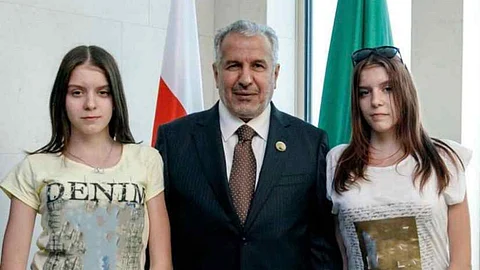 التوأم أولغا وداريا يتوسطهما الدكتور عبدالله الربيعة "أرشيفية"