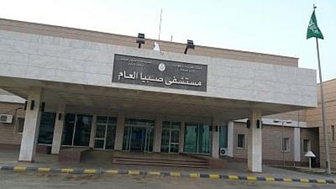 سعوديون بين دَين وانتظار .. موظفو مقاول بمستشفى صبيا بلا رواتب