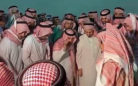 شاهد .. مشهد مؤثر لأمير الرياض لحظة دفن جثمان والده "الأمير بندر بن عبدالعزيز"