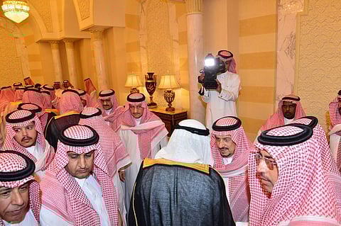 أبناء الأمير بندر بن عبدالعزيز يستقبلون جموع المعزين في وفاة والدهم
