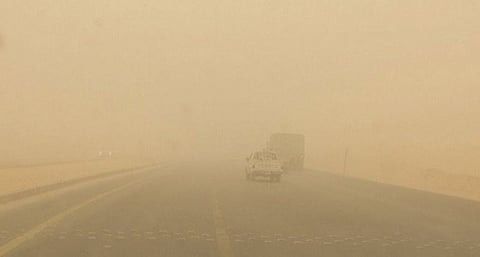 "الأرصاد": يستمر تأثير الرياح المثيرة للأتربة والغبار تحد من مدى الرؤية على الأجزاء الساحلية من مكة وعسير وجازان