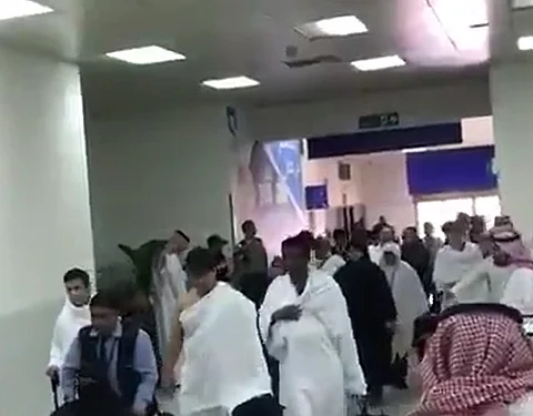 شاهد.. وصول ذوي شهداء ضحايا ومصابي جريمة نيوزيلندا إلى جدة