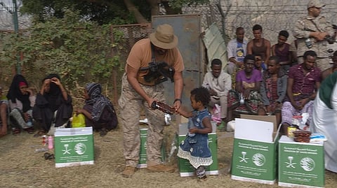 القوات السعودية تحرر 81 إفريقيًّا من قبضة عصابة الاتجار بالبشر الحوثية