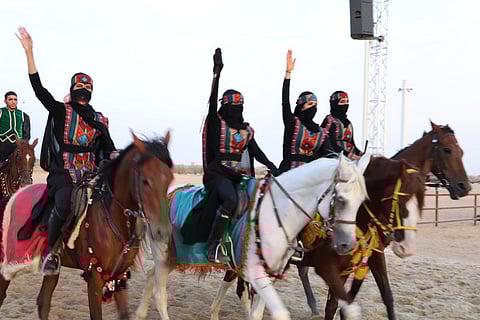 لأول مرة بسوق عكاظ.. فارسات يشاركن في عروض الفرسان