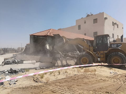 شاهد من الدمام وبدعم أمني .. إزالة تعديات على أراضٍ حكومية في 6 مواقع