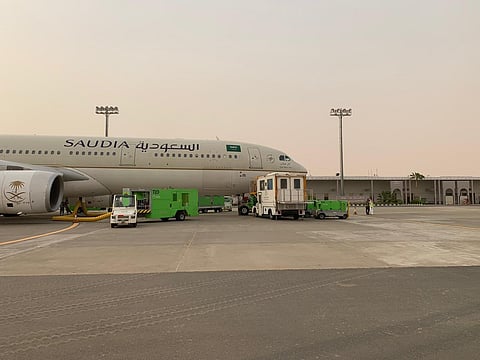 نقل ٢٠٠٠ حاج من أسر شهداء الشرعية من مطار شرورة إلى جدة