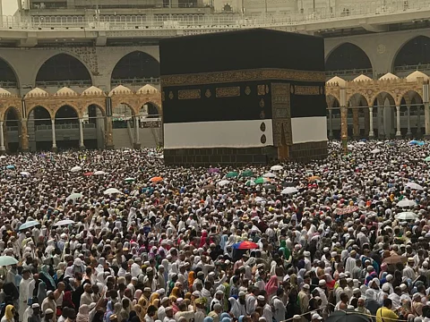 من قوم تبّع لعهد المؤسس... كسوة الكعبة تبجيل وتعظيم للبيت الحرام