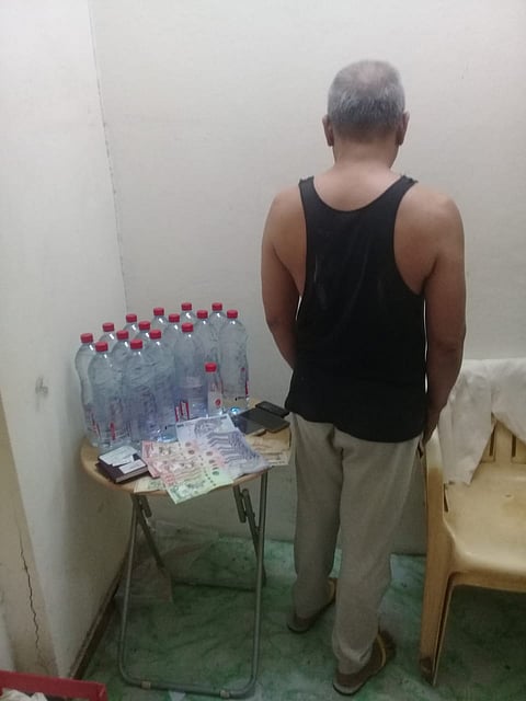 شاهد.. تحرّيات وبحث ينبع تُطيح بـ"مروِّج فلبيني" يبيع مسكرًا وتسلمه لجهة الاختصاص