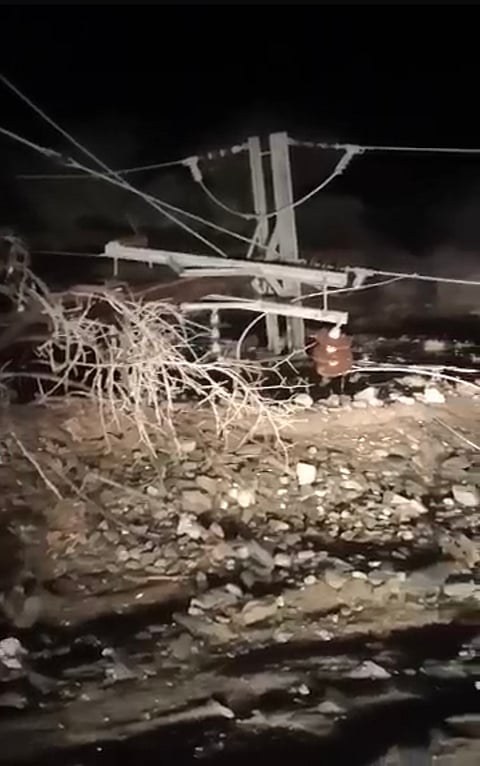 منذ 8 ساعات.. "نخال الباحة" تعيش في ظلام دامس بسبب سقوط أحد الأعمدة