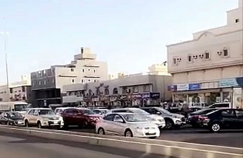 أهالي "حمدانية جدة" يشكون إغلاق تقاطع حيوي