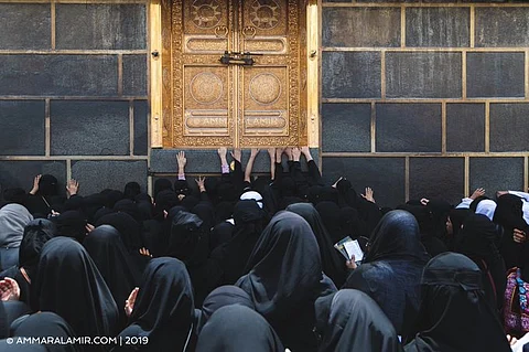 صور.. لماذا توشح الحرم باللون الأسود في يوم عرفات؟ ظاهرة مكية رصدتها الكاميرا