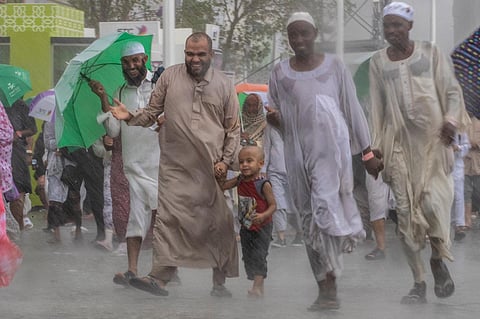 يحدث الآن.. أمطار الخير والمغفرة تواصل هطولها على منى
