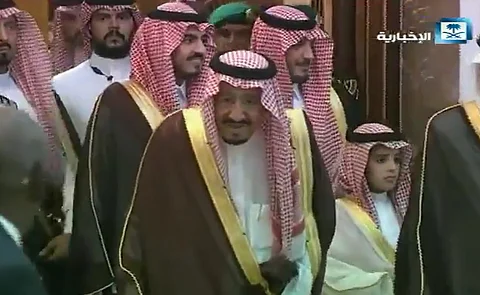 الملك : شرف الله المملكة بخدمة الحرمين وضيوف الرحمن خدمة نفخر بها وسخرنا كل ما يعينهم على أداء حجهم