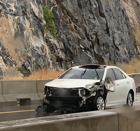 شاهد .. (أمطار الطائف) تتسبب في احتجاز مركبتَيْن وتساقُط صخور جبل (كرا)