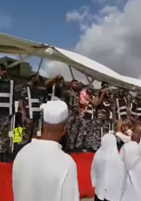 بالفيديو .. مشهد لن تراه إلا في السعودية: رجال الأمن في وداع الحجاج