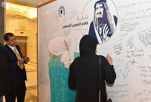 300 إعلامي من مختلف الدول يدونون في جدارية "شكر الملك سلمان"
