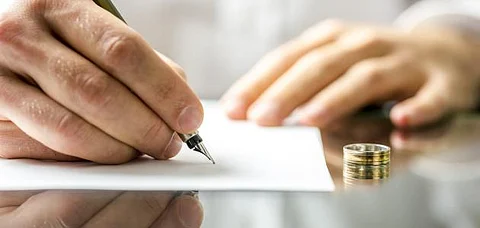 محامٍ يثير الجدل: للزوج أن يشترط في عقد النكاح عدم سفر الزوجة إلا بموافقته
