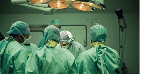 عفيف: إنقاذ حياة مواطن تعرَّض لطلقات نارية فتحت في معدته 12 ثقبًا