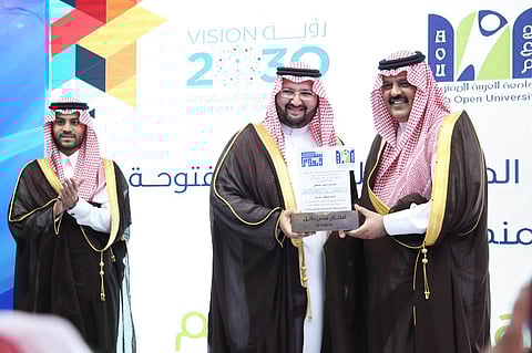 أمير حائل يتبرع بـ500 ألف ريال لتدريس 20 أصمًّا بالجامعة المفتوحة