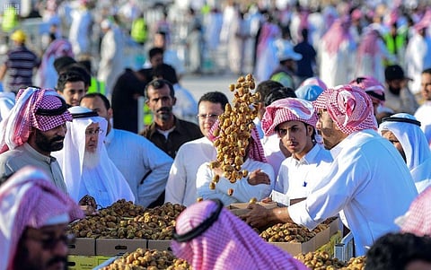 "تمور عنيزة".. رحلة التحوّل من تظاهرة موسمية إلى الاقتصاد المستدام