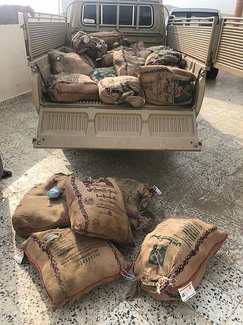 صفعة جديدة للمهربين.. 700 حزمة قات في قبضة دوريات "عثوان" بـ"الداير"