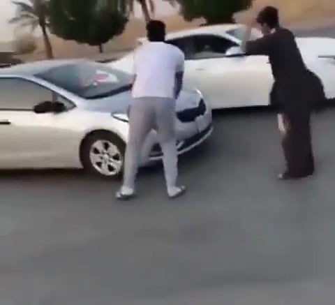 انهرت باكية أنا وابنتي .. "نورة" تروي تفاصيل إيقاف شابين سيارتها وسبب مقاطعة عائلتها