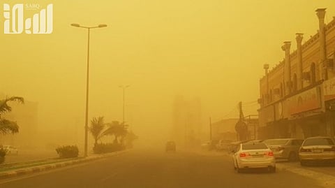 غبار وأمطار يجتاحان جازان.. و"المدني" يحذر من تجمعات المياه