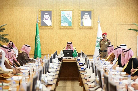 أمير حائل يناقش 32 مشروعًا خدميًّا متعثّرًا جاوزت تكلفتها مليارَيْ ريال