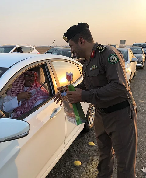 شاهد .. "مرور ينبع" يستقبل الطلاب بالورد والهدايا