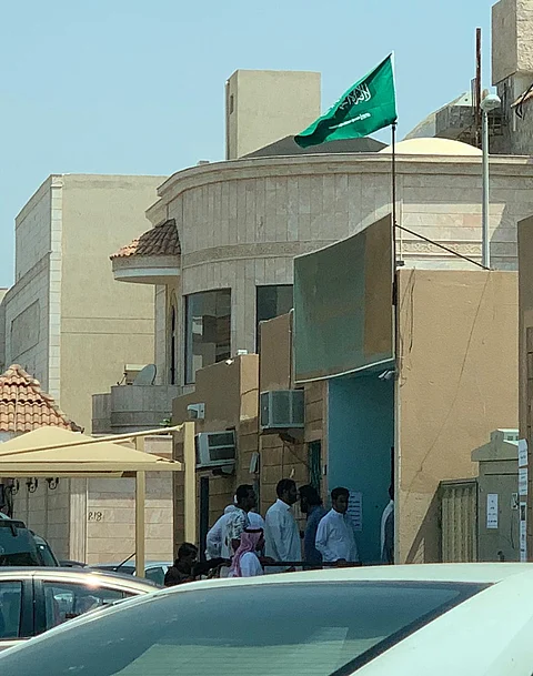 في أول أيام الدراسة.. انقطاع الكهرباء يُخلي مجمع بنات بجدة ويربك الآباء