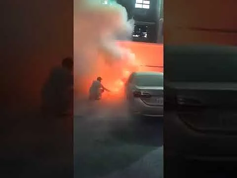 المعلم "الحذيفي" يروي لـ"سبق" تفاصيل فيديو إخماد حريق المركبة