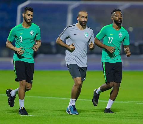 الأخضر يدشن تدريباته في الدمام.. "إصابة" و"نزلة برد" تبعدان آل فتيل وفراس