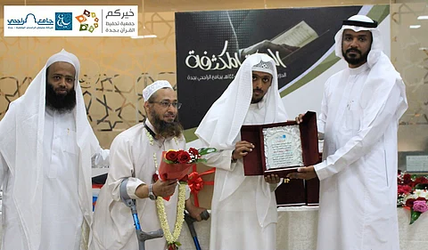 جدة.. أربعيني وابنه يتمان حفظ القرآن الكريم في وقت واحد