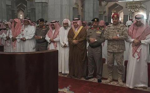 محافظ الطائف يتقدم جموع المصلين على جثمان شهيد الواجب "الأحمري"