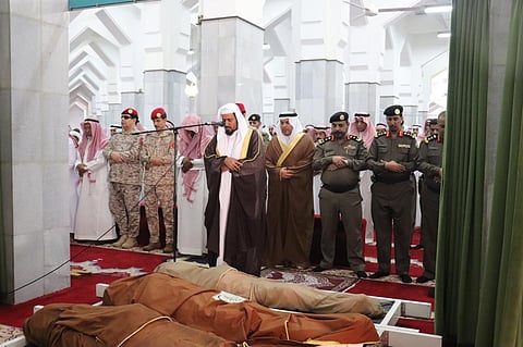 شاهد .. محافظ الطائف يتقدّم الجموع في تشييع جثمان الشهيد "سيف الشلوي"