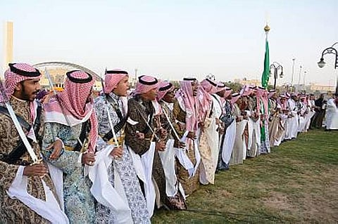 تدريب المشرفين ورواد النشاط على "العرضة السعودية"