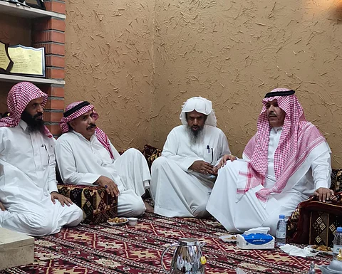 مدير "تعليم الرياض" يقدم واجب العزاء لذوي الطالب المتوفى "معتز"