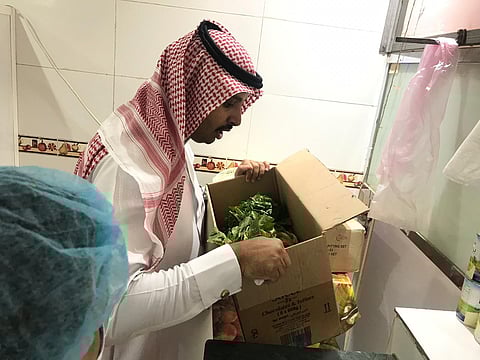 حملات متواصلة.. بلدية الداير تغلق مطاعم وتصادر مواد فاسدة في حملاتها الرقابية