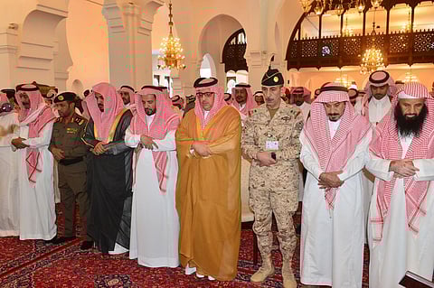 وكيل إمارة الرياض يؤدي صلاة الميت على الشهيد "الحارثي"