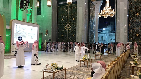 "آل الشيخ" يوجه بتمكين كل القنوات من نقل ختام أكبر محفل قرآني بالحرم