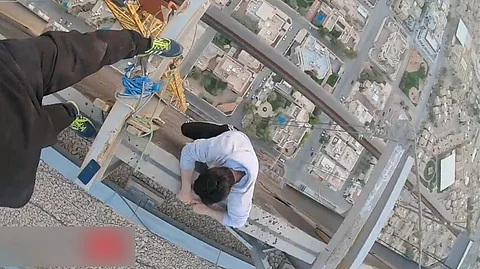 من أجل "سيلفي".. 3 شبان متهورين يتسلقون رافعة عملاقة وسط الرياض