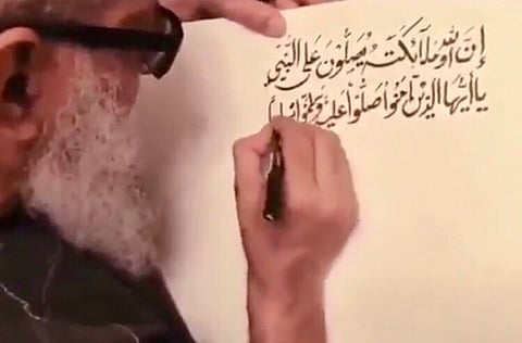 أبهر ولم يتوقع الانتشار..مسنّ سعودي يخط آية قرآنية فتثير الإعجاب