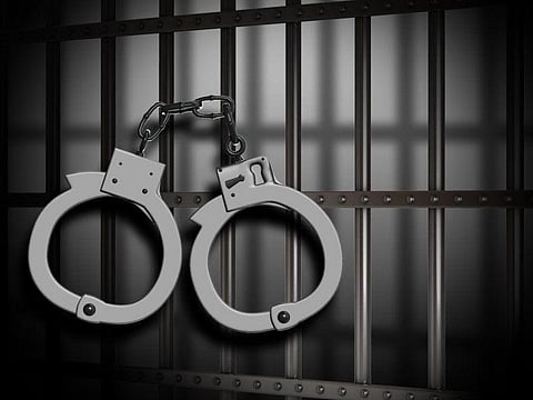 جدة .. الإطاحة بـ 3 أشخاص تخصصوا في سرقة كيابل كهربائية وأغطية حديد