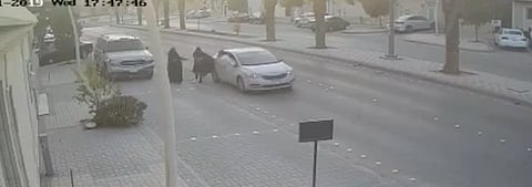 شاهد.. الأمن يقبض على شابين تَسببا في سقوط امرأة على الأسفلت