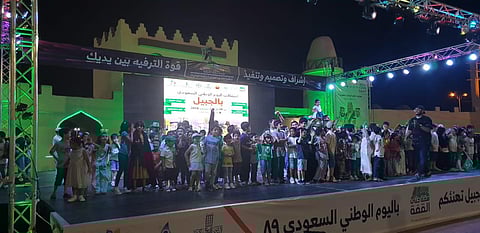 شاهد.. كوميديا "الخزنة" والفلكلور يجذبان الجمهور لفعاليات اليوم الوطنى بالجبيل
