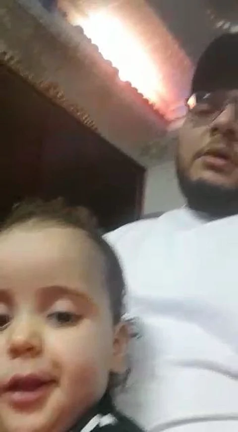 معنِّف طفلته يعتذر: المقطع قديم.. وتبت من فعلتي.. وكنت أمرُّ بحالة نفسية