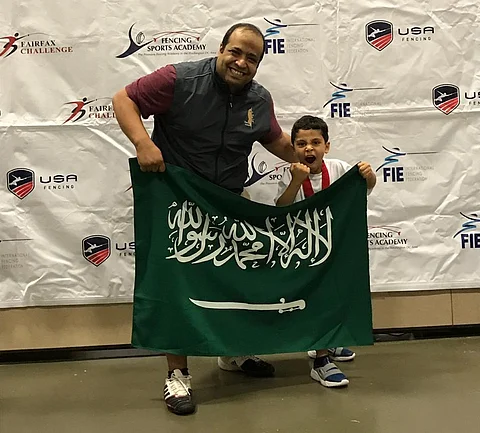 في يوم الوطن.. أصغر لاعب سعودي للمبارزة يصعد للقمة ويحقق أول ميدالية بأمريكا